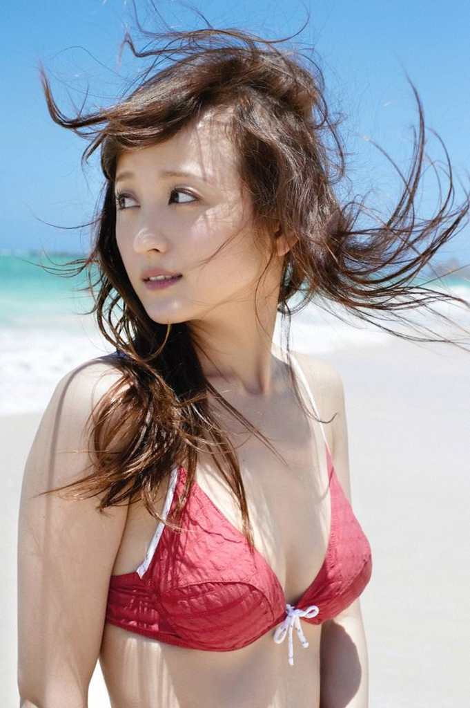 小松彩夏の風が舞う砂浜での赤のビキニ姿
