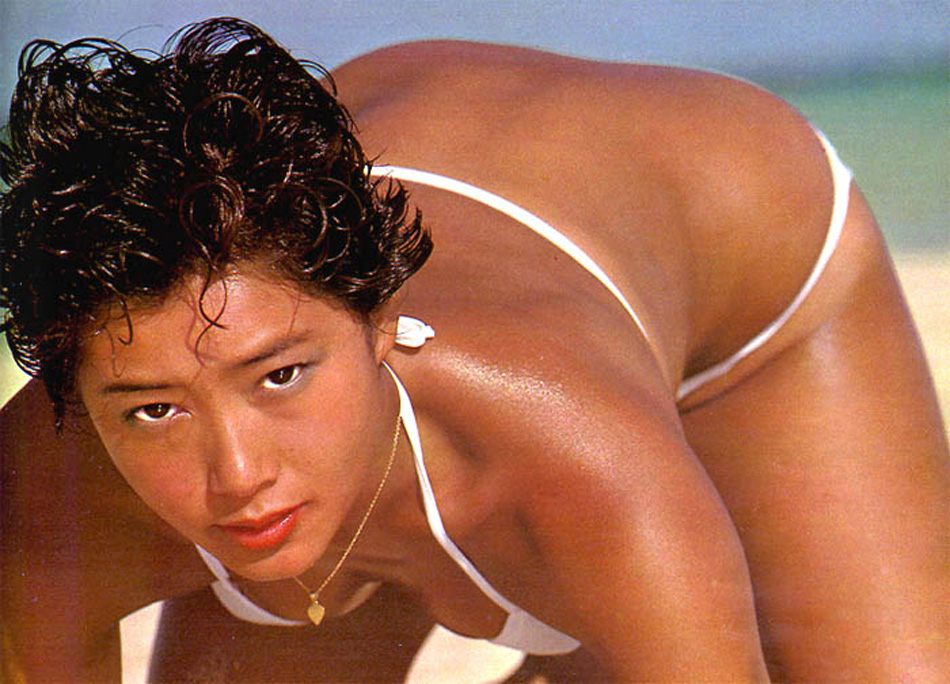 夏目雅子が白いビキニ姿で砂浜で四つん這い