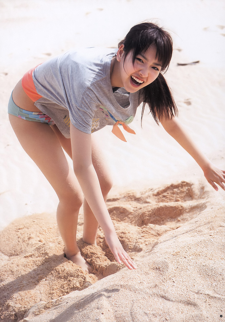 砂浜でぐぅかわな笑顔の竹富聖花