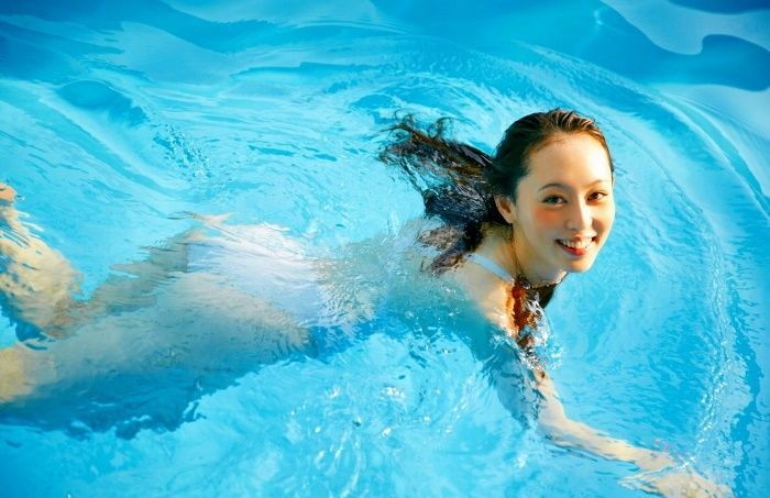 秋山莉奈 競泳水着